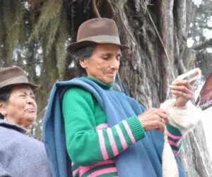 “tejer es un espacio de desahogo y risa que cambia la rutina diaria” “tejer es un espacio de desahogo y risa que cambia la rutina diaria”