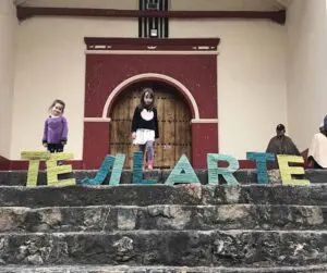 “tejer es un espacio de desahogo y risa que cambia la rutina diaria” “tejer es un espacio de desahogo y risa que cambia la rutina diaria”
