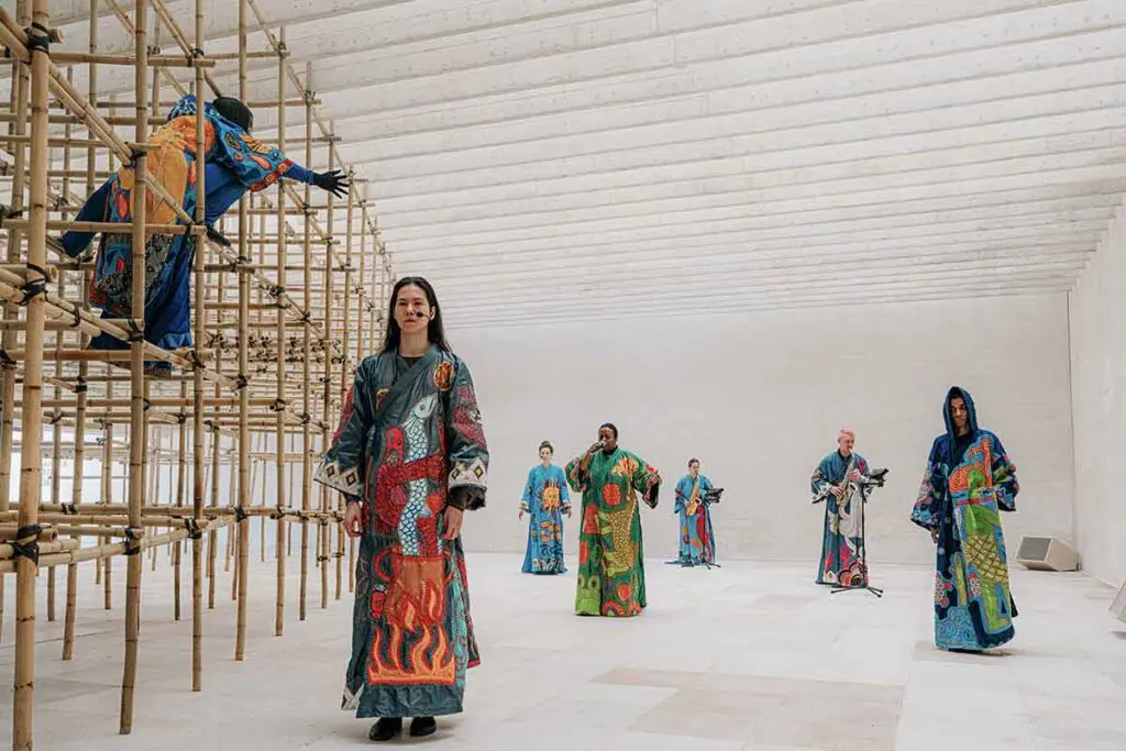La bienal de venecia 2024: un viaje artístico a través del desplazamiento y la pertenencia