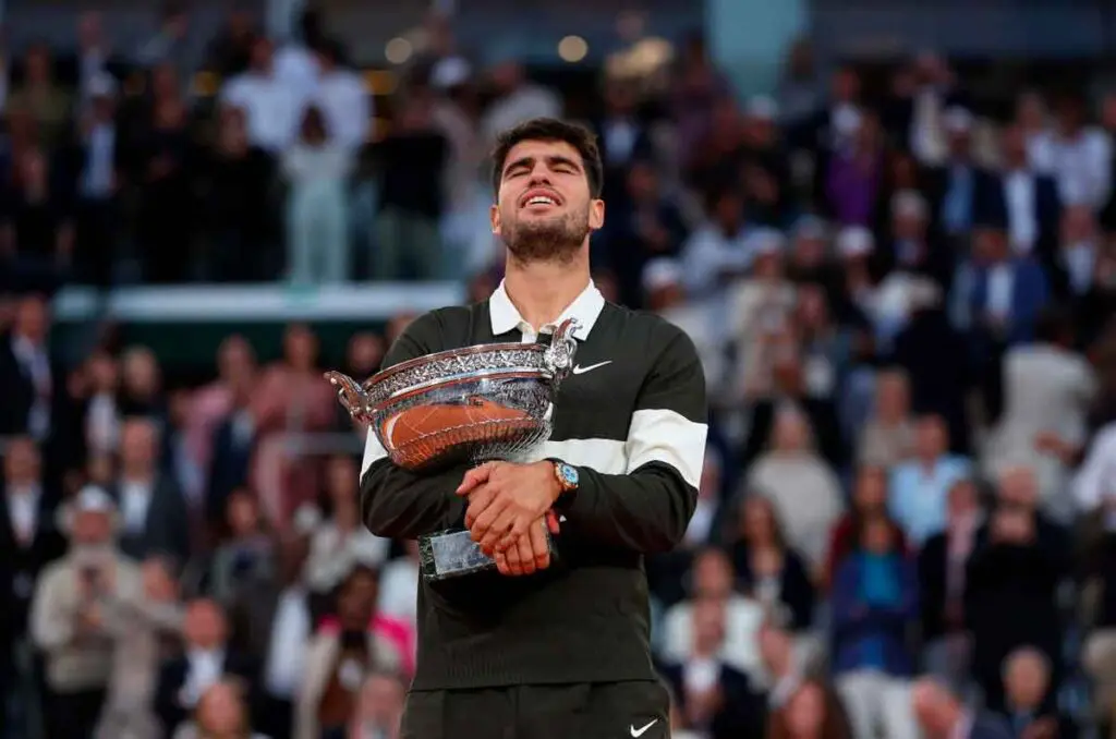 La testimonial rolex coco gauff levanta el trofeo suzanne-lenglen tras ganar el título individual femenino en roland-garros 2025
