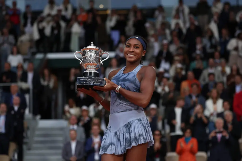 La Testimonial Rolex Coco Gauff levanta el trofeo Suzanne-Lenglen tras ganar el título individual femenino en Roland-Garros 2025