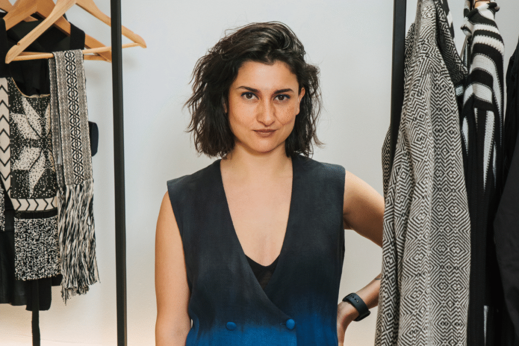 Manuela Álvarez: la primera diseñadora colombiana reconocida por la ONU debido a su enfoque en moda sostenible 
