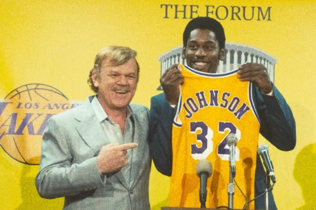 A la derecha, el actor que hace de magic johnson.