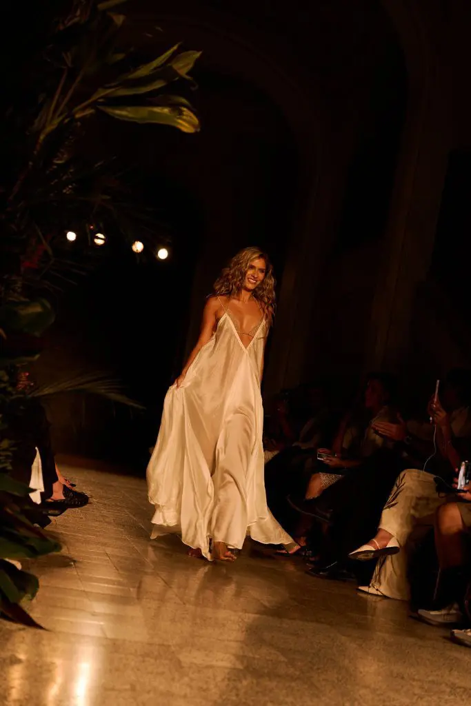 Lola baila descalza: la pasarela que celebró la libertad femenina y el alma latina en colombiamoda 2025