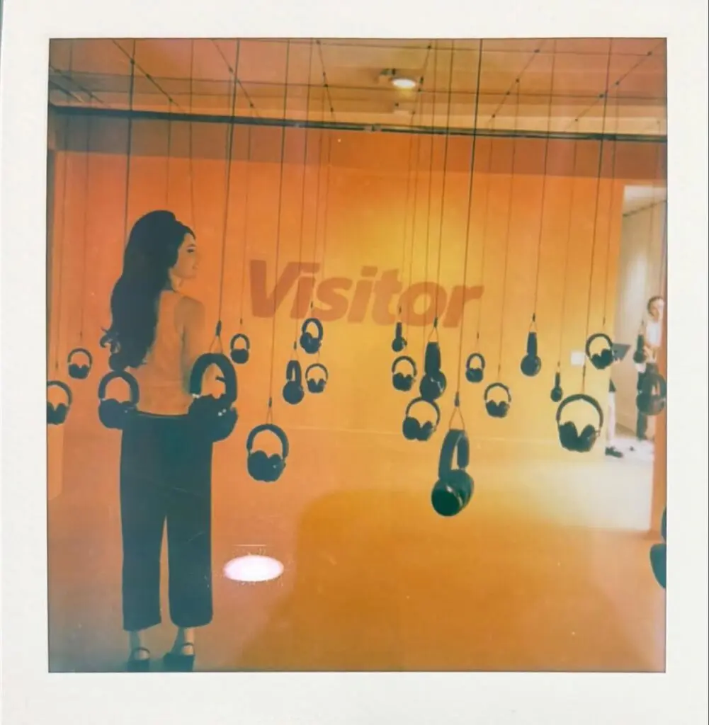 Sienna spiro debuta con visitor, un álbum que convierte la fragilidad en un universo de soul y pop sinfónico Sienna spiro debuta con visitor, un álbum que convierte la fragilidad en un universo de soul y pop sinfónico