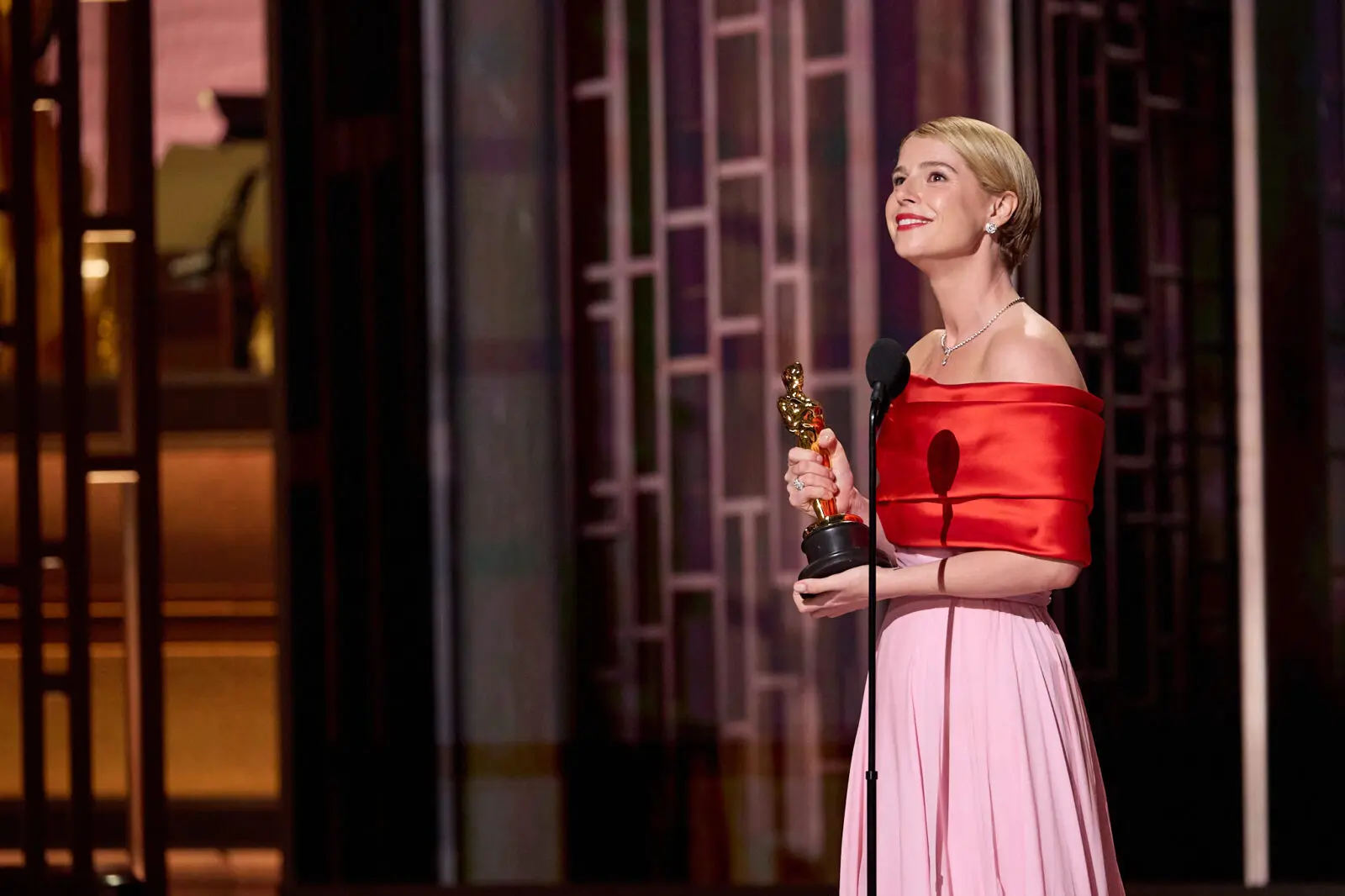 Mickey Madison presenta el Oscar® a la Mejor Actriz por su papel principal a Jessie Buckley durante la 98ª edición de los Oscars® en el Dolby® Theatre at Ovation Hollywood, el domingo 15 de marzo de 2026. Foto cortesía HBO