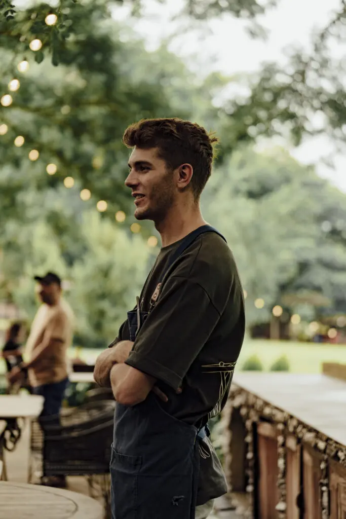 El restaurante adriano se convierte en una ostería milanesa de la mano del reconocido chef italiano matteo gritti
