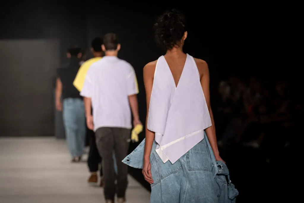 La geometría versátil de camilo álvarez debuta en bogotá fashion week