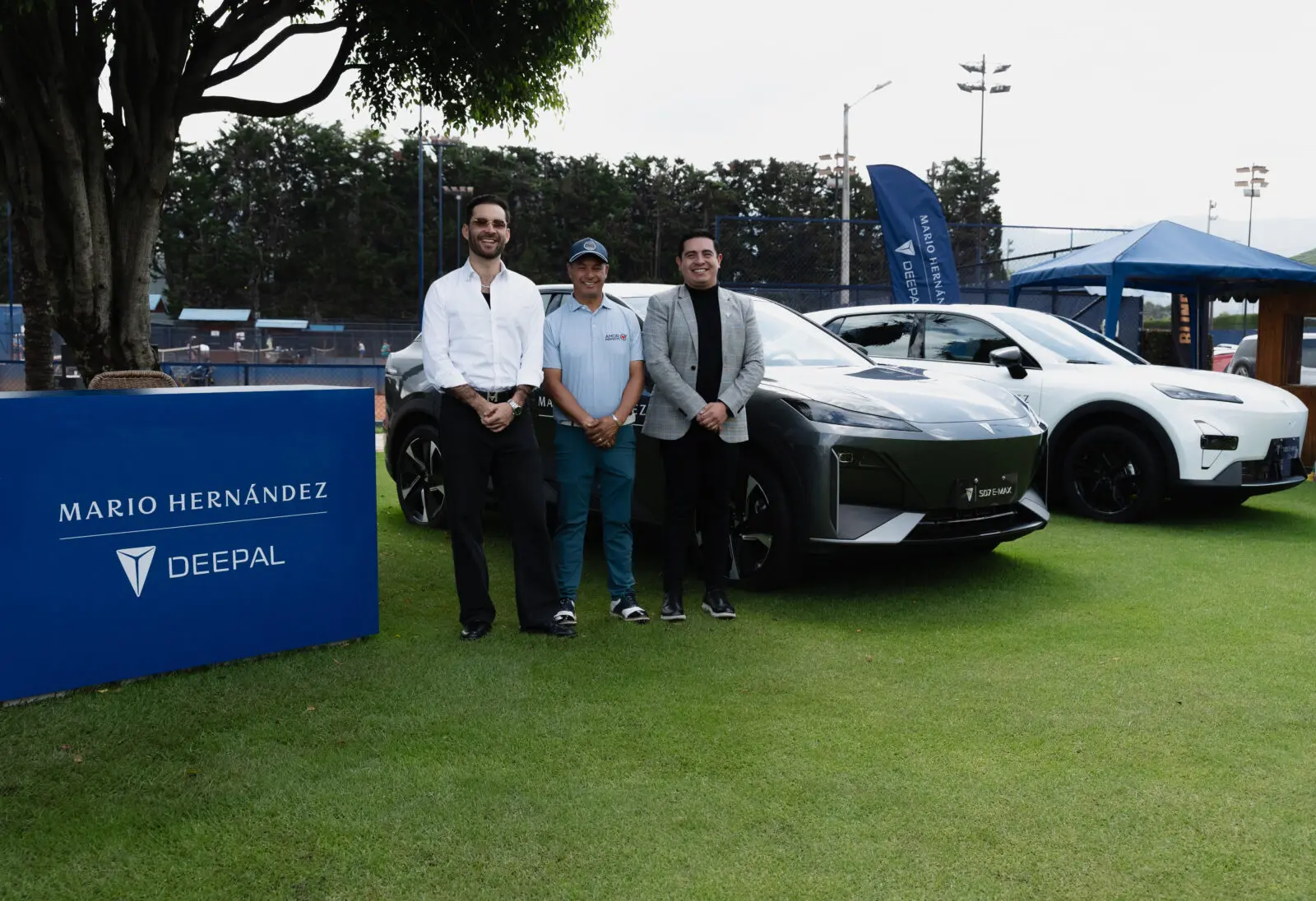 Deepal y Mario Hernández