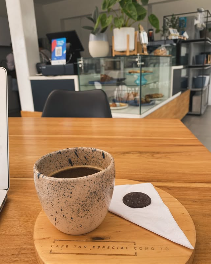 Dos cafés colombianos quedaron entre las 100 mejores cafeterías del mundo Café en una mesa