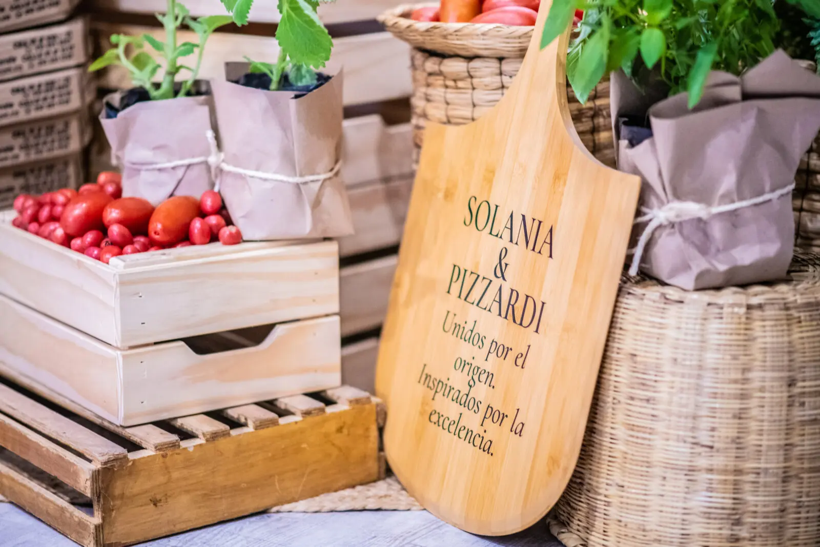 San Marzano DOP de Solania, importado por Pizzardi, se cultiva exclusivamente en las tierras volcánicas del Vesubio y cuenta con certificación europea de denominación de origen.