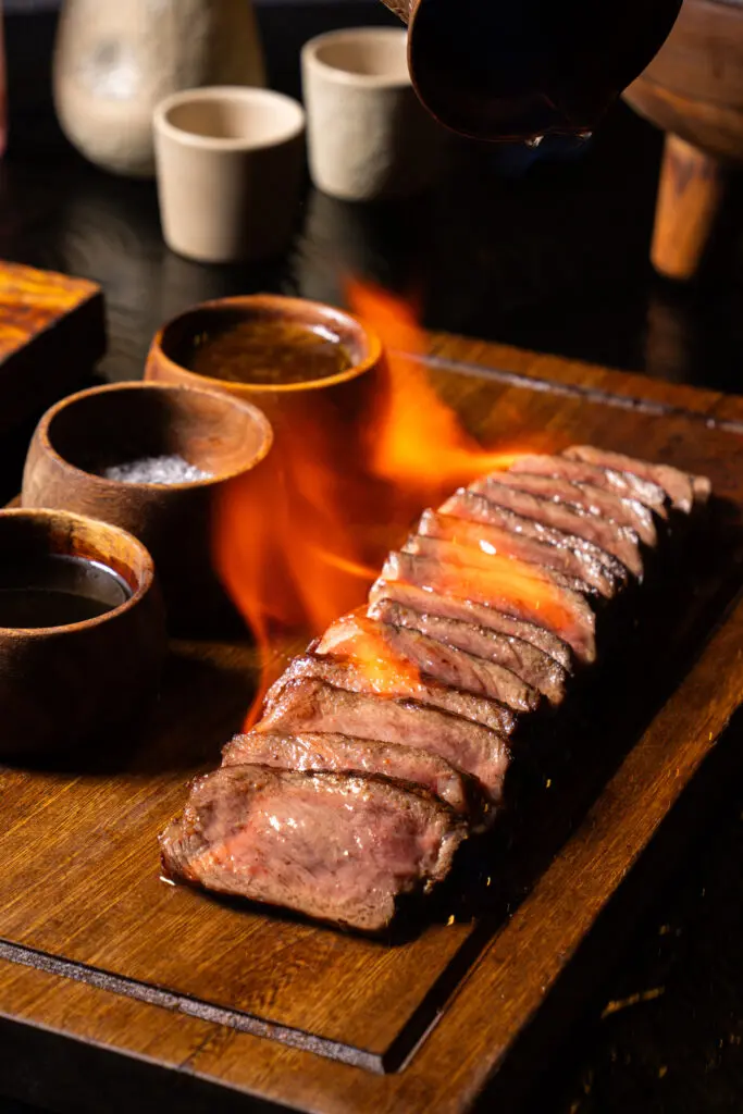Dondoh: el arte de domar el fuego japonés entre cortes de culto y la alquimia del humo Dondoh: el arte de domar el fuego japonés entre cortes de culto y la alquimia del humo