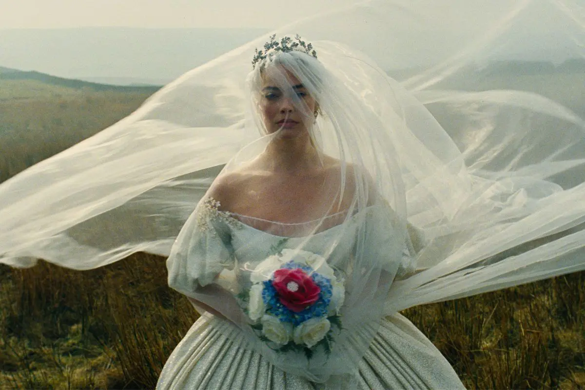 Margot Robbie usa un vestido de novia en una de las escenas como Cathy en la nueva versión de 'Cumbres borrascosas', dirigida por Emerald Fennell.