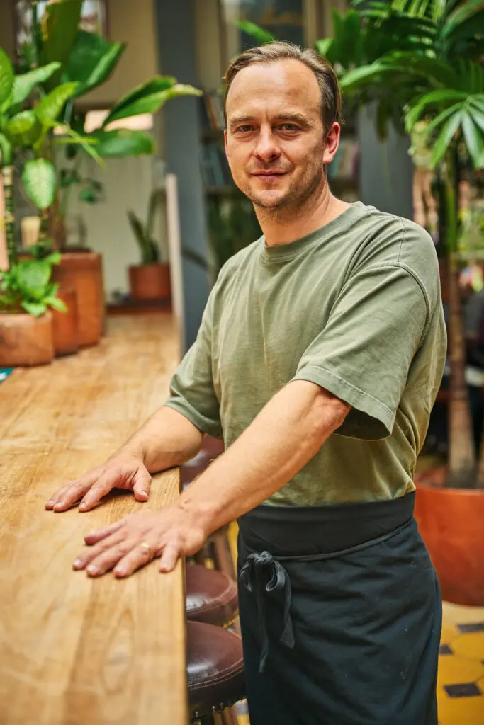 El chef detrás de Bikinis, una propuesta que reinterpreta el tapeo mediterráneo en Bogotá con técnica, producto y una visión profundamente personal de la cocina.
