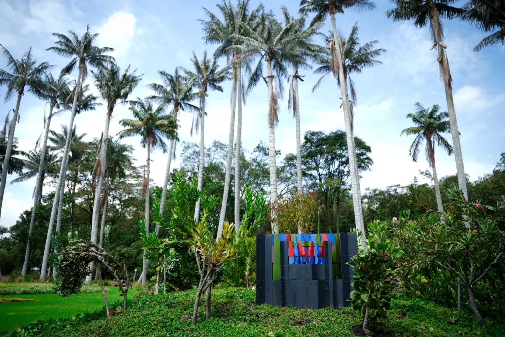 Siete esculturas de edgar negret llegan al jardín botánico de bogotá en una unión de flora y un universo metálico