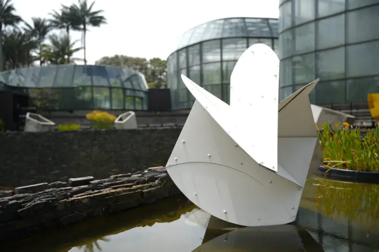 La exposición de Negret permite recorrer la obra del artista payanés en un entorno natural, con el aluminio como uno de los elementos centrales de su lenguaje escultórico.