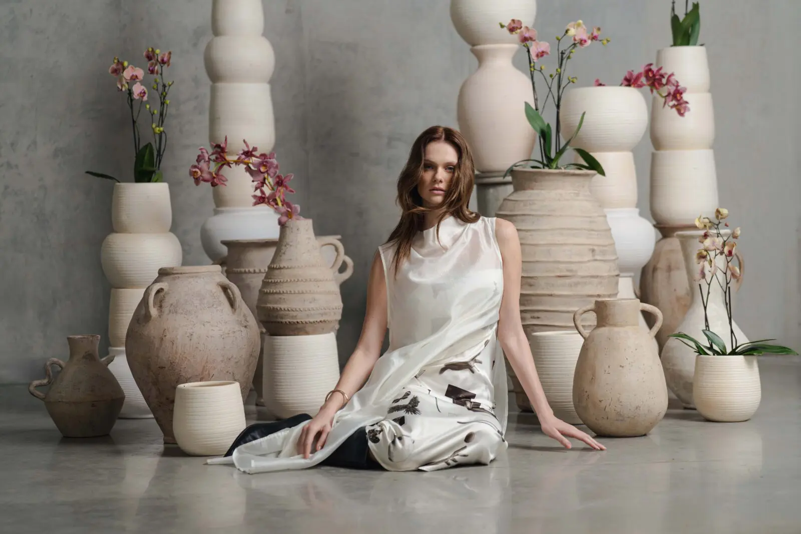 Stefania Tejada lleva su universo artístico a prendas y accesorios en Altar, la colaboración de edición limitada con Punto Blanco.