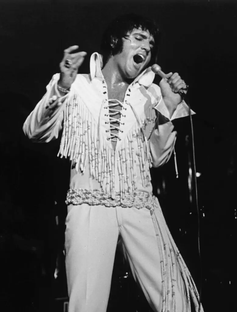 Elvis Presley cantantando en concierto