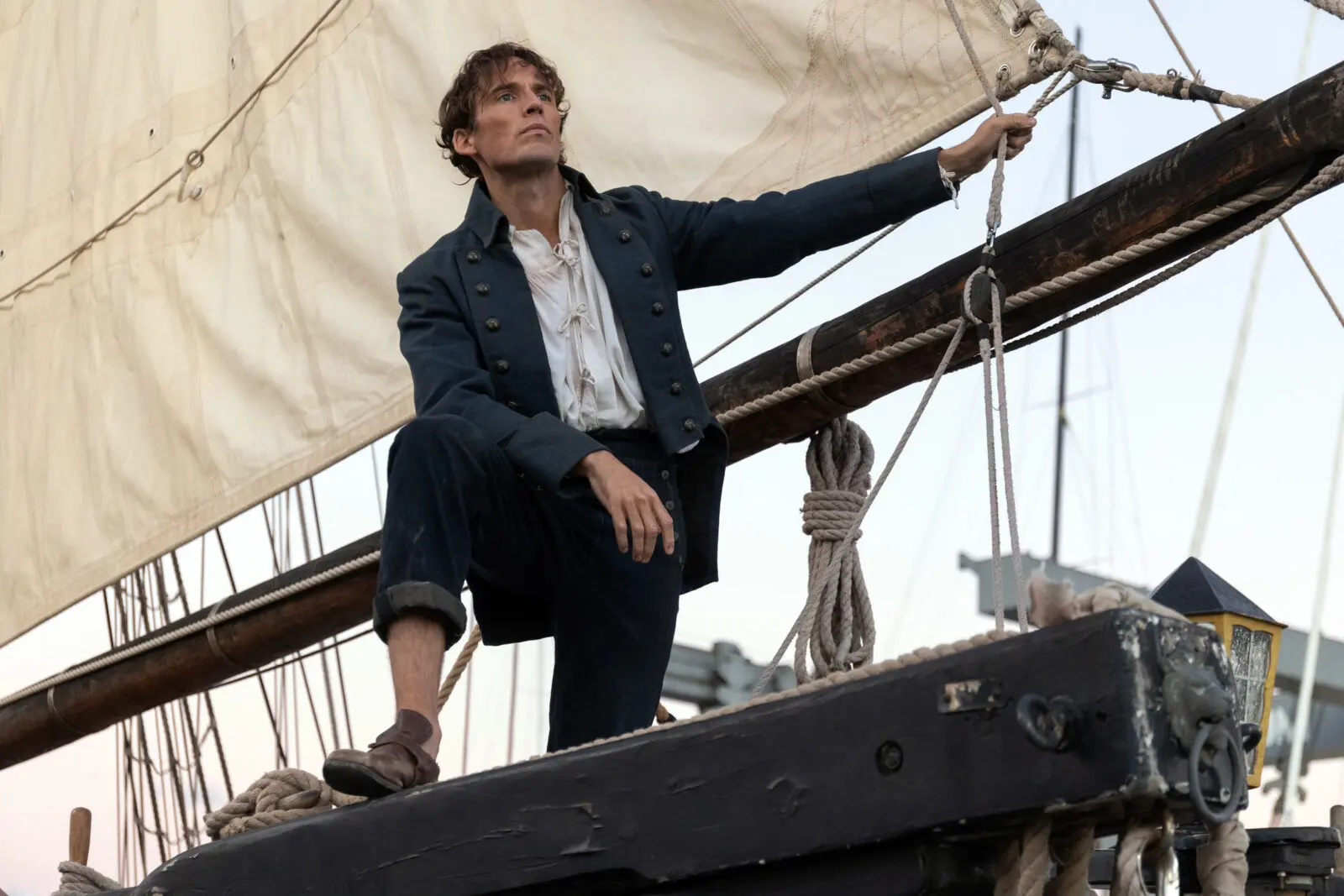 Sam Claflin protagoniza El Conde de Montecristo, la nueva adaptación del clásico de Alejandro Dumas que Universal+ estrenará el 4 de agosto en Latinoamérica.