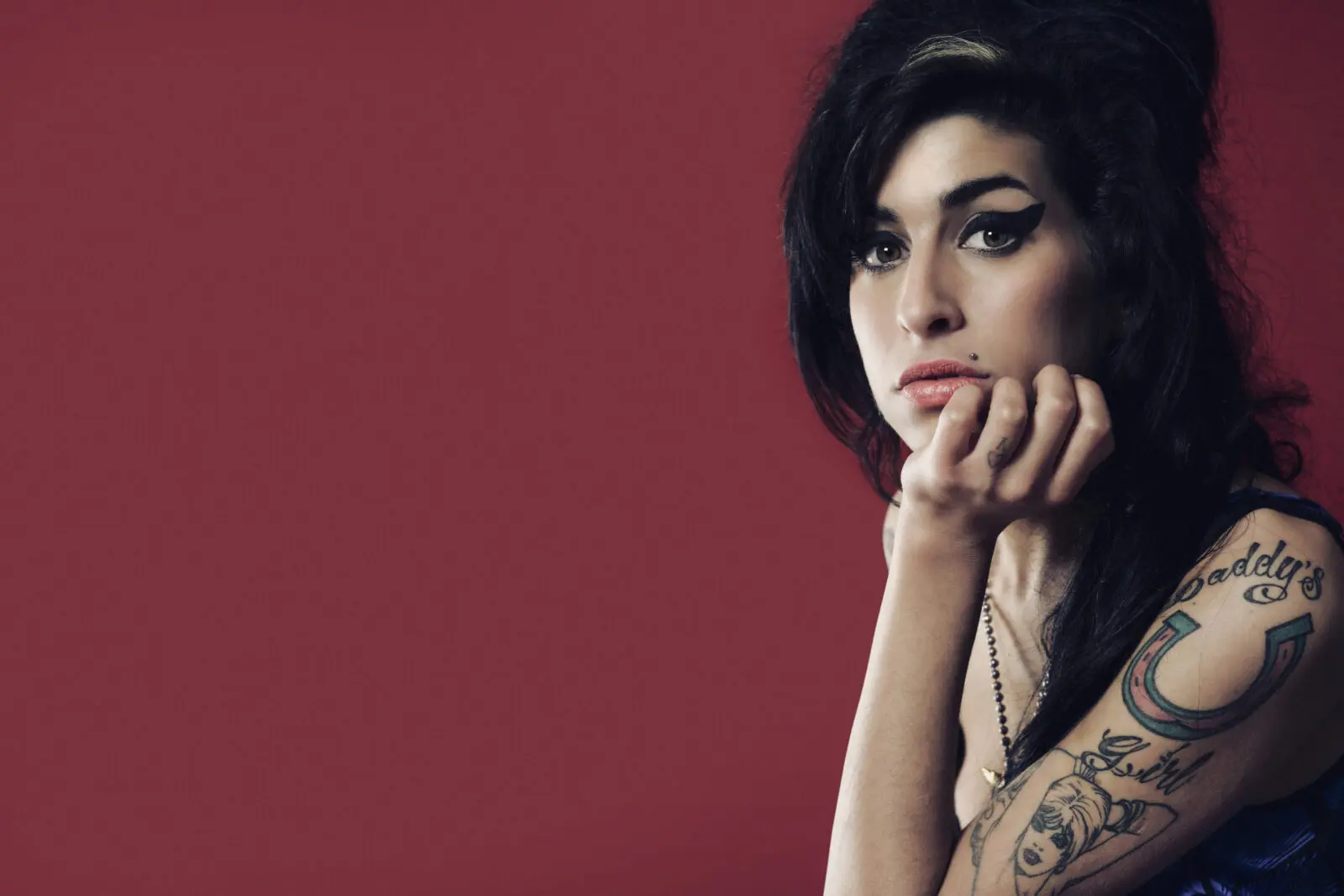 Amy Winehouse publicó Back To Black el 27 de octubre de 2006, un álbum que llegó al número uno en Reino Unido y vendió más de 25 millones de copias en el mundo.