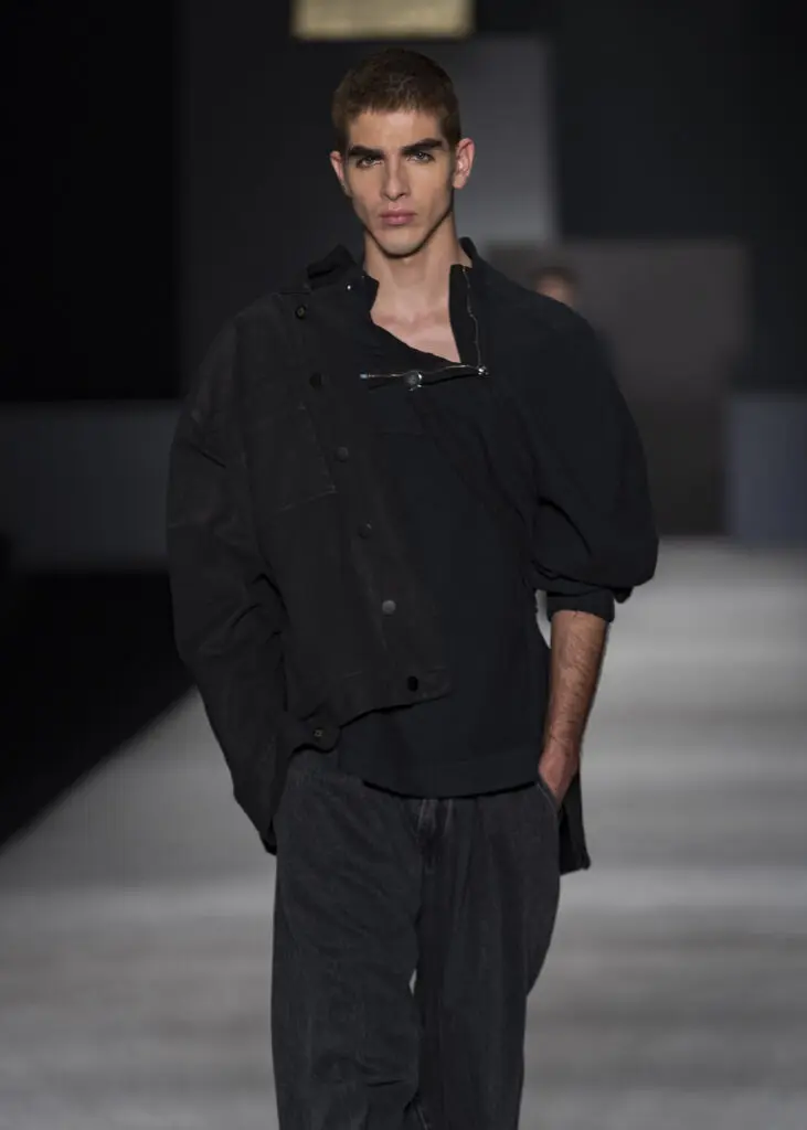 La geometría versátil de camilo álvarez debuta en bogotá fashion week