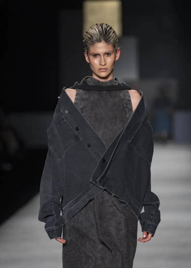 La geometría versátil de camilo álvarez debuta en bogotá fashion week