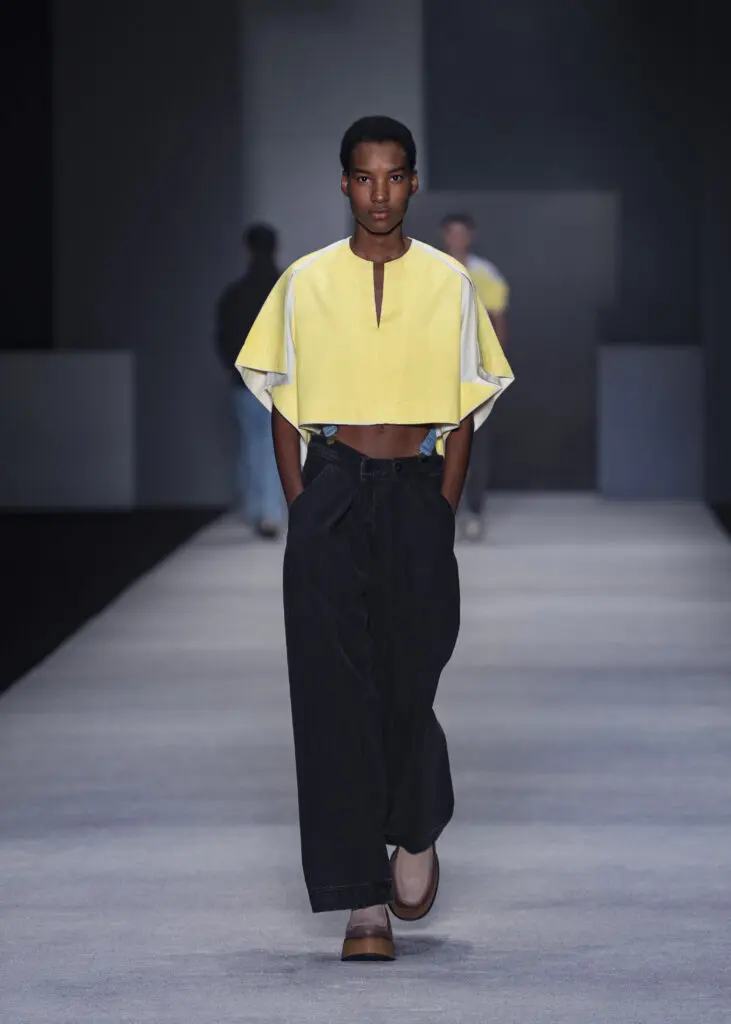 La geometría versátil de camilo álvarez debuta en bogotá fashion week