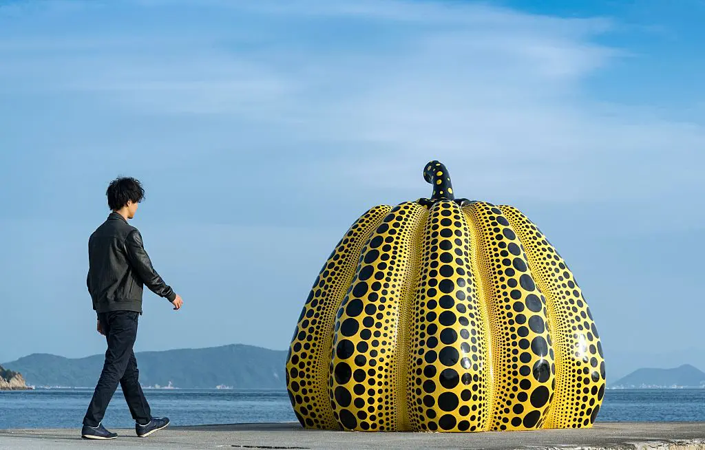 Adiós a yayoi kusama, la exploradora del infinito: cinco obras para recordarla