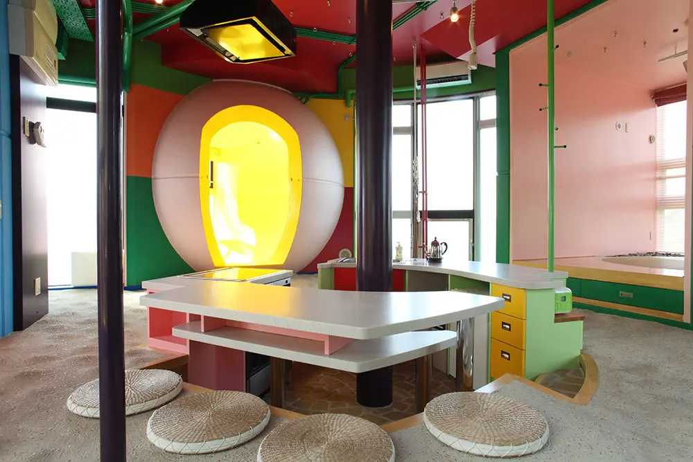 6 construcciones coloridas que desafían el mundo de los tonos neutros 6 construcciones coloridas que desafían el mundo de los tonos neutros
