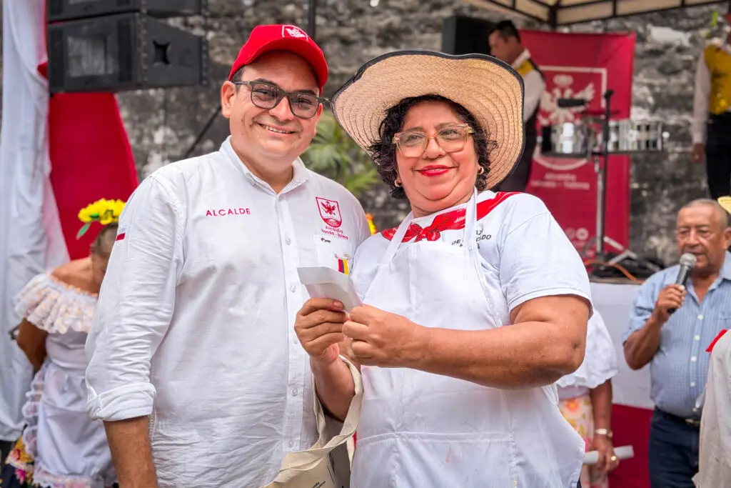 El mejor salpicón de honda, una joya escondida en la plaza de mercado Salpicon de frutas tradicional en el puesto de luz helena rojas en la plaza de mercado de honda