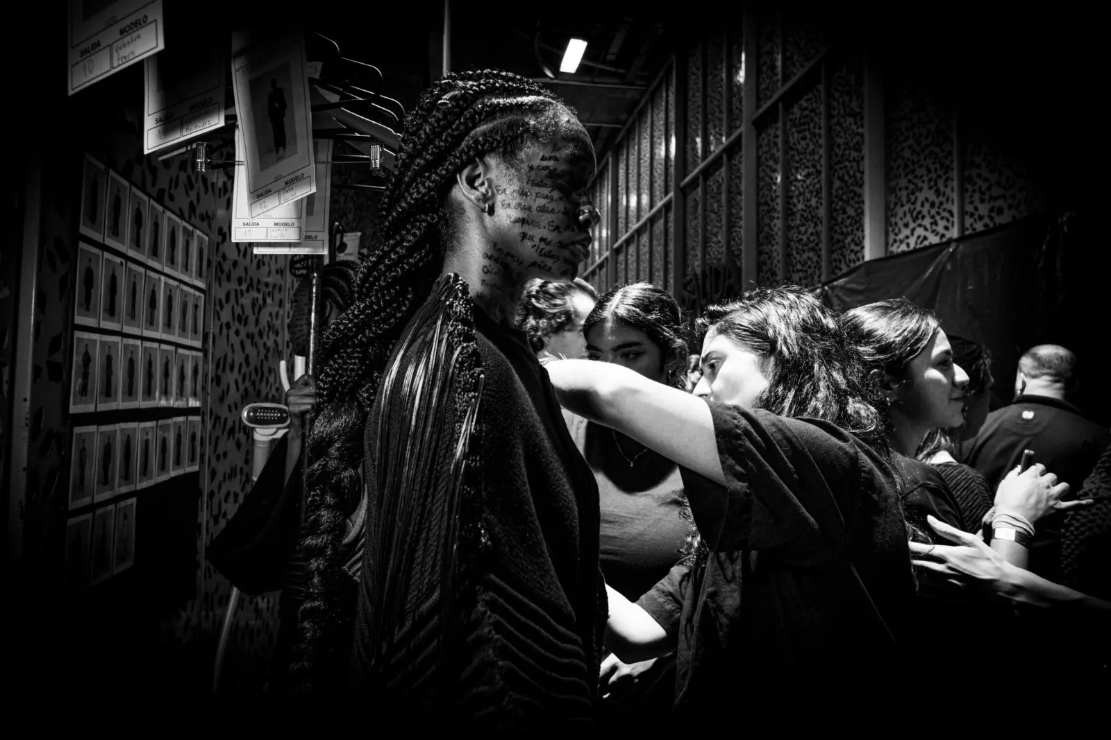 La diseñadora Manuela Álvarez en el backstage de la pasarela inaugural de Colombiamoda 2026. Foto. Cortesía Inexmoda