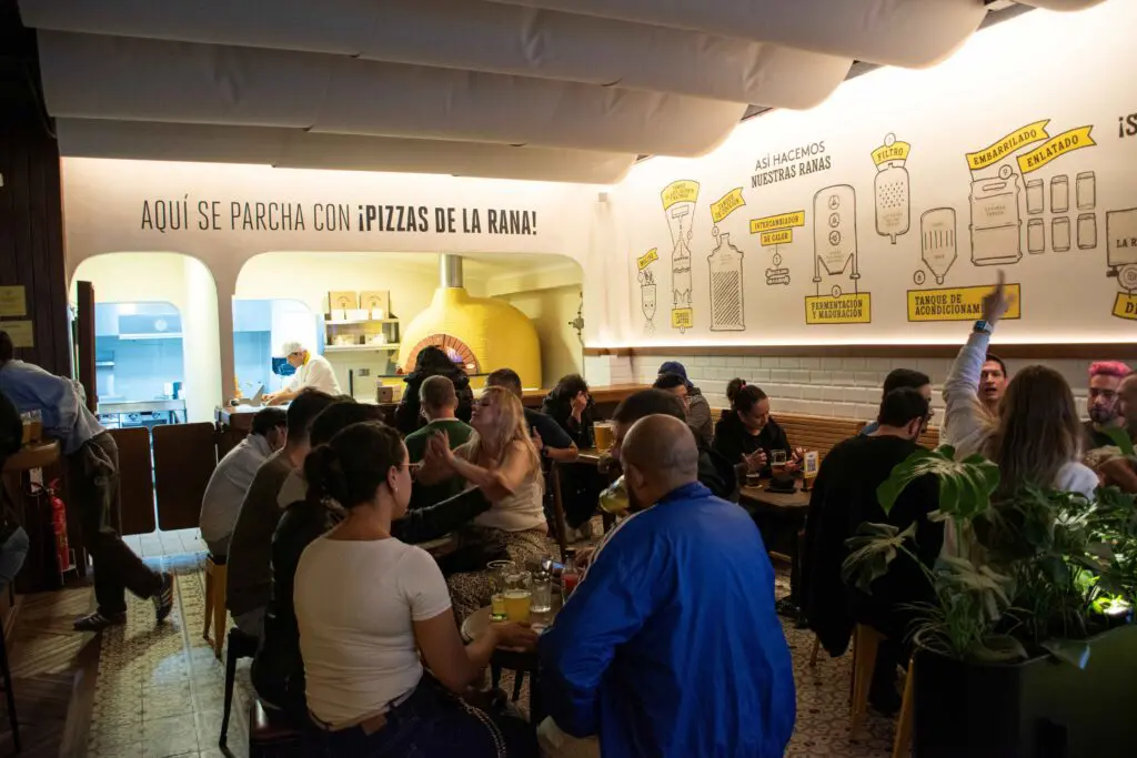 La rana dorada: la cervecería panameña que llegó a bogotá a quedarse