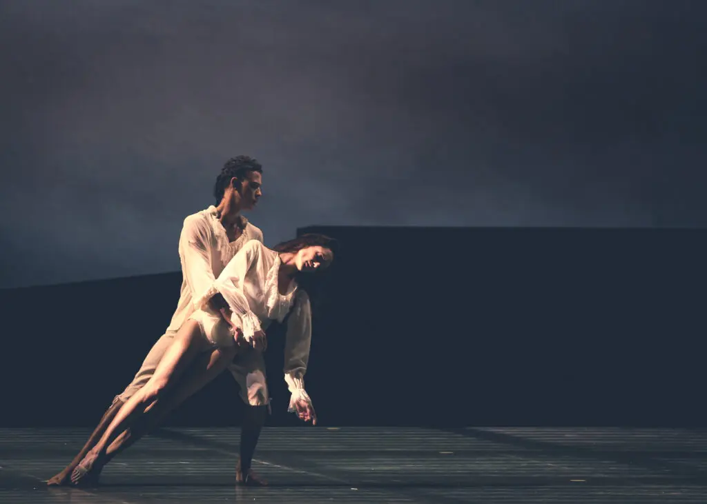 Entre la atracción y el miedo a entregarse, los bailarines construyen una coreografía de tensión contenida, donde el gesto pesa más que el movimiento.
