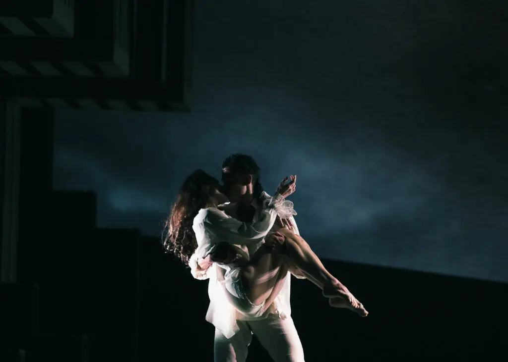 Tras el beso, el movimiento se disuelve: no queda la danza, queda la sensación de un instante compartido, suspendido en el tiempo.
