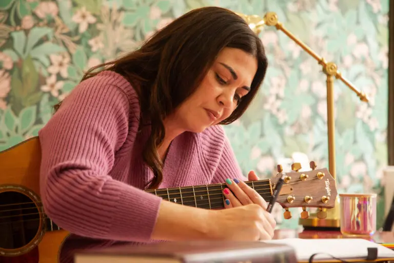 Rakel, cantautora colombiana que encuentra en sus propias experiencias la inspiración para escribir canciones con las que busca conectar con quienes la escuchan.