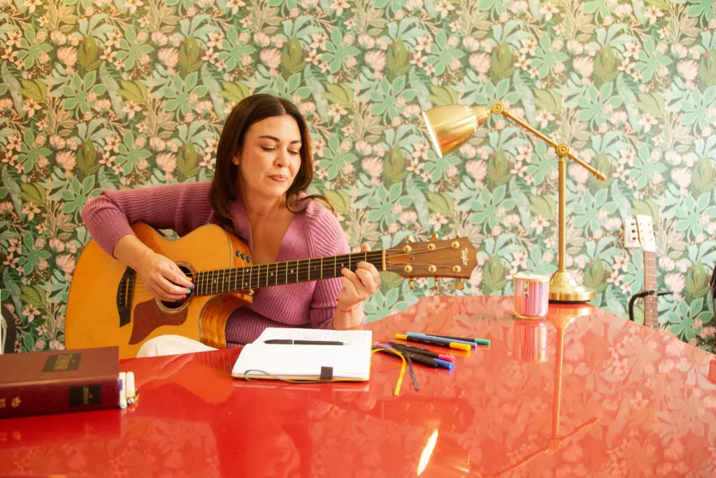 Rakel: "cada una de mis canciones también surge y nace de una forma de jugar, de hacerlo divertido y simple"