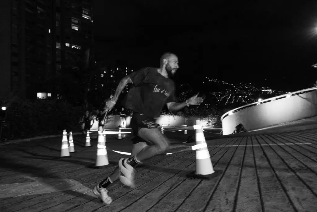 Medellín corre en equipo: así fue la llegada de la carrera global de relevos que redefine el running
