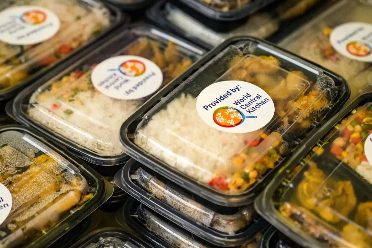La Fundación Gastronomía Social y World Central Kitchen activaron una red de ayuda para llevar comidas calientes a las comunidades afectadas por el terremoto en Colombia.