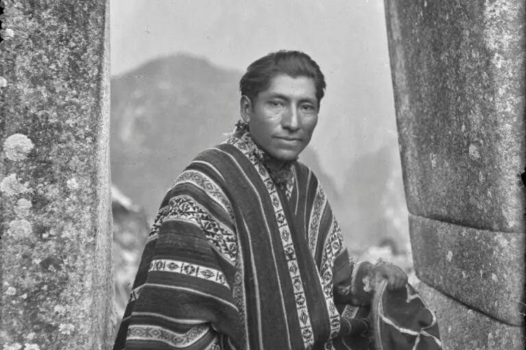 Martín Chambi retrató los Andes peruanos desde una mirada cercana a las comunidades, sus tradiciones y su vida cotidiana.