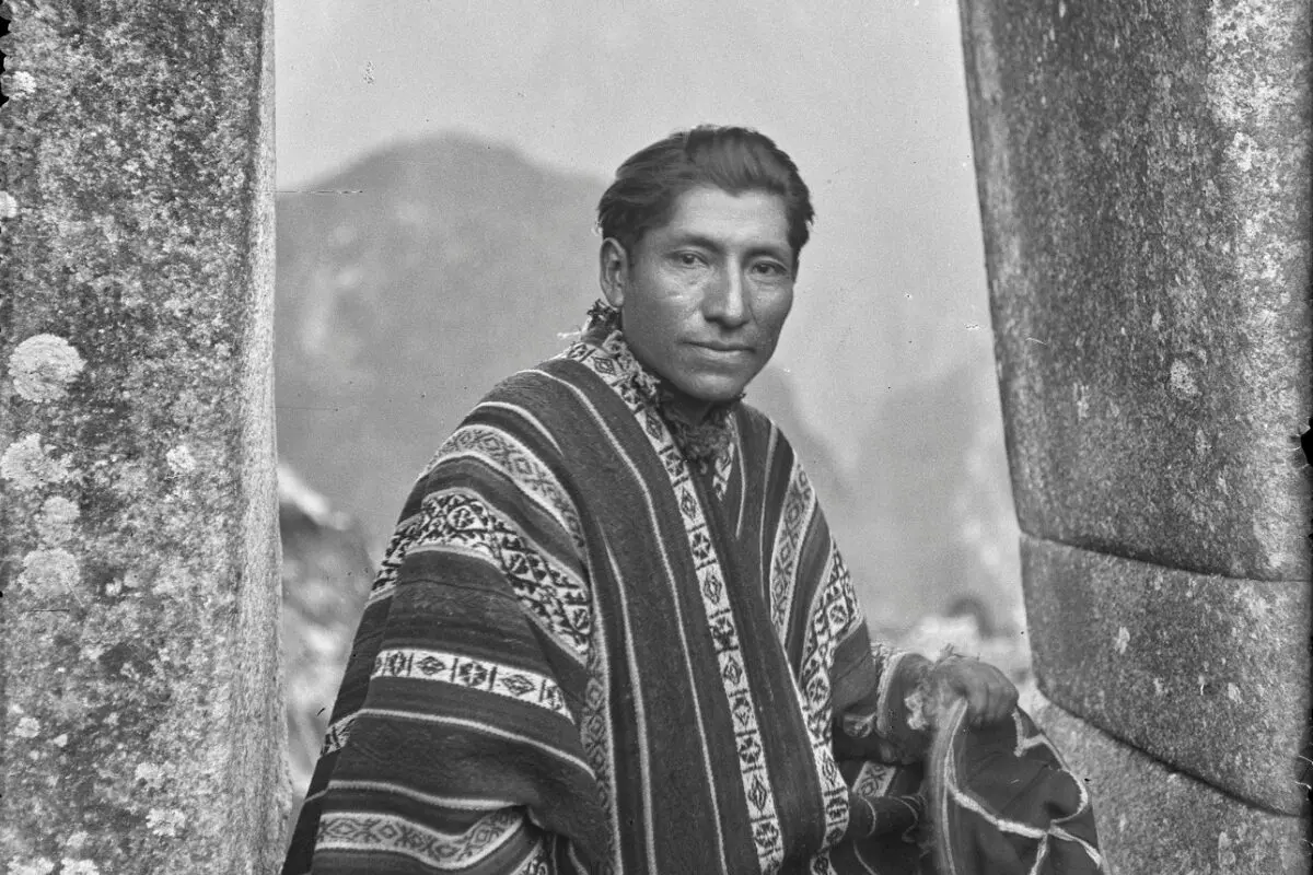 Martín Chambi retrató los Andes peruanos desde una mirada cercana a las comunidades, sus tradiciones y su vida cotidiana.