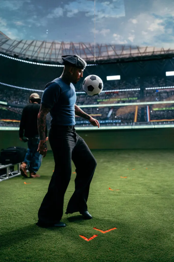 Rauw alejandro convierte el fútbol en reggaetón: "dando vueltas", el himno que late con el ritmo del balón