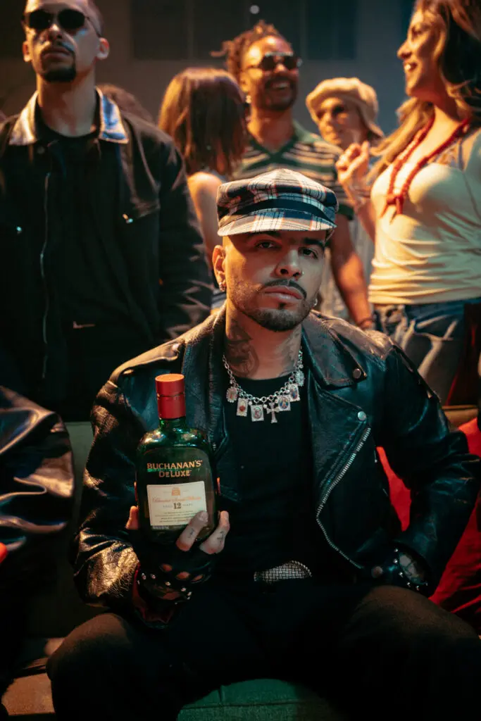 Rauw alejandro convierte el fútbol en reggaetón: "dando vueltas", el himno que late con el ritmo del balón