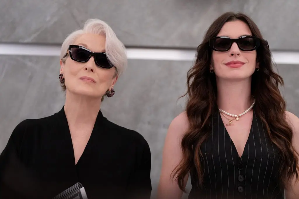 Esto es lo que se sabe sobre El diablo viste a la moda 2 con el nuevo trailer (I-D): Miranda Priestly (Meryl Streep) y Andie Sachs (Anne Hathaway) en la grabación de El diablo viste a la moda 2. Foto por Macall Polay. © 2025 20th Century Studios.