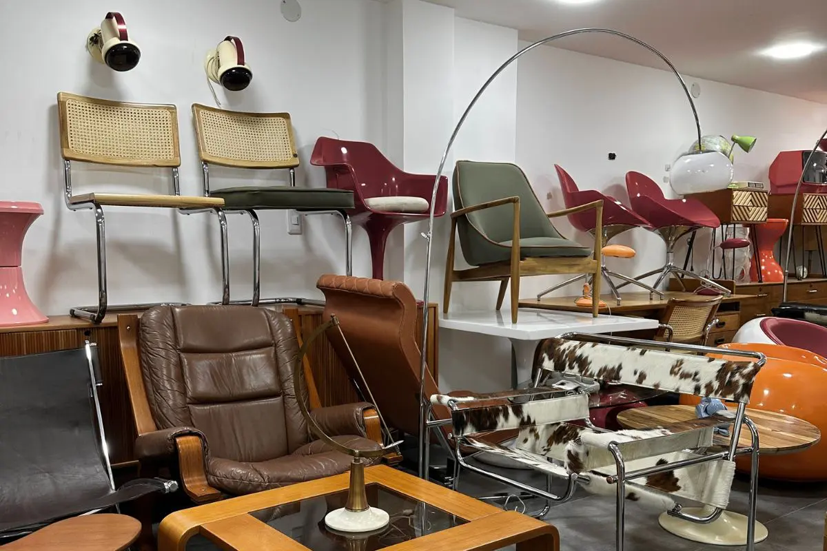 Mid-century modern espacio fluido tienda