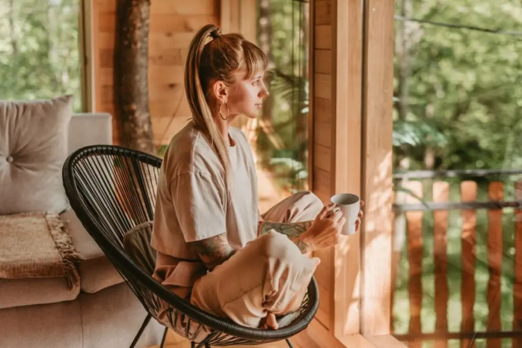 Mujer sentada en casas tontas naturaleza