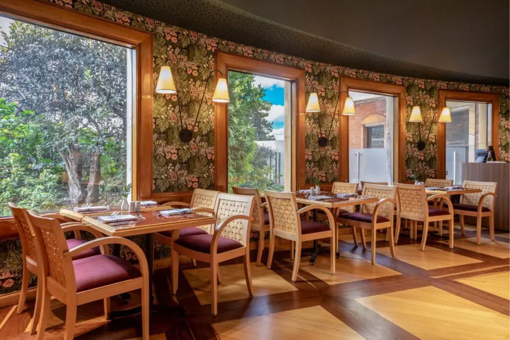 Cuatro restaurantes, tres bares y cocina de autor: así se renueva el hotel cosmos 100