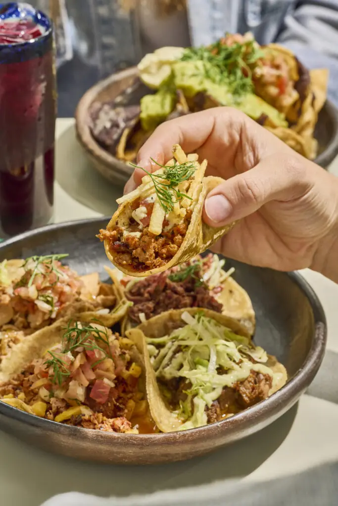 El arte de comer tacos sin límite y gritar gol al tiempo