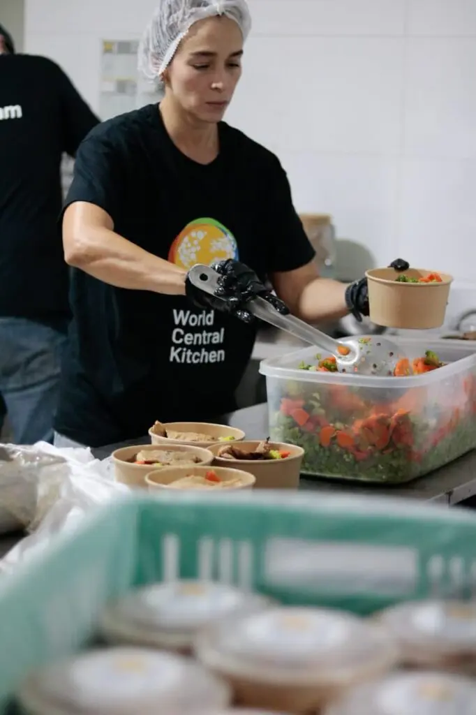 Fundación gastronomía social y world central kitchen convierten la solidaridad en comida caliente para las zonas afectadas por el terremoto en colombia
