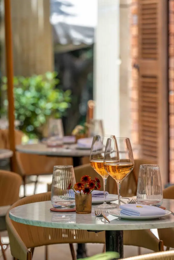 El restaurante adriano se convierte en una ostería milanesa de la mano del reconocido chef italiano matteo gritti