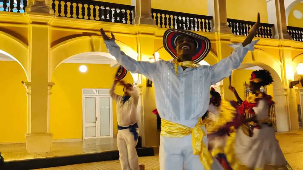 Este celular logró capturar la fiesta nocturna en varias ciudades de colombia Este celular logró capturar la fiesta nocturna en varias ciudades de colombia